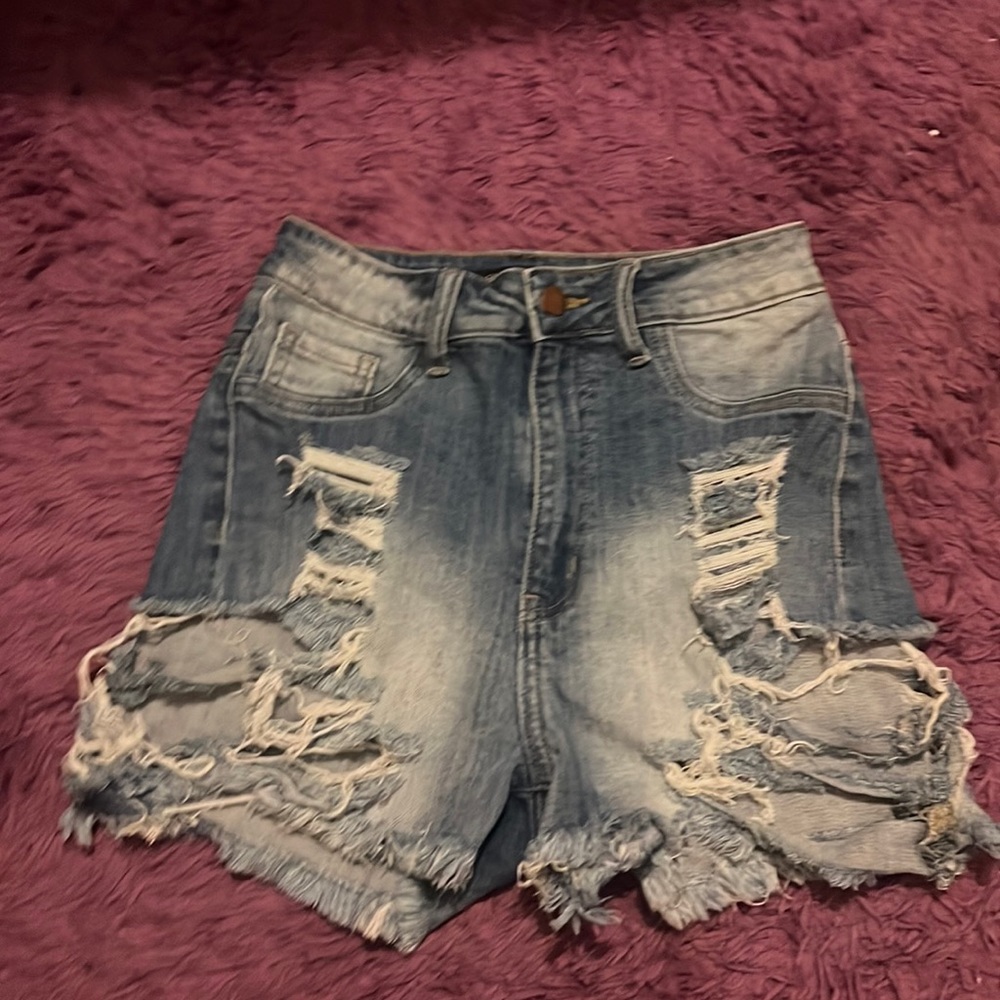 Extra ripped Jean shorts